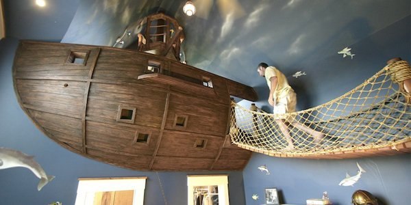 Steve Kuhl с помощью своей студии Kuhl Design Build создал для своего сына оригинальную спальню, полностью стилизованную под пиратское судно: деревянный корабль, мостик, штурвал и канаты - все детали соблюдены.