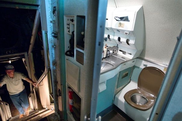 Житель американского штата Орегон Брюс Кэмпбелл купил старый пассажирский самолет Boeing 727 и превратил его в свой дом.