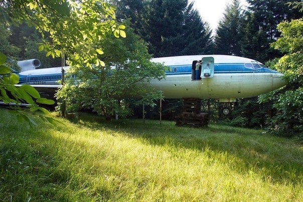Житель американского штата Орегон Брюс Кэмпбелл купил старый пассажирский самолет Boeing 727 и превратил его в свой дом.