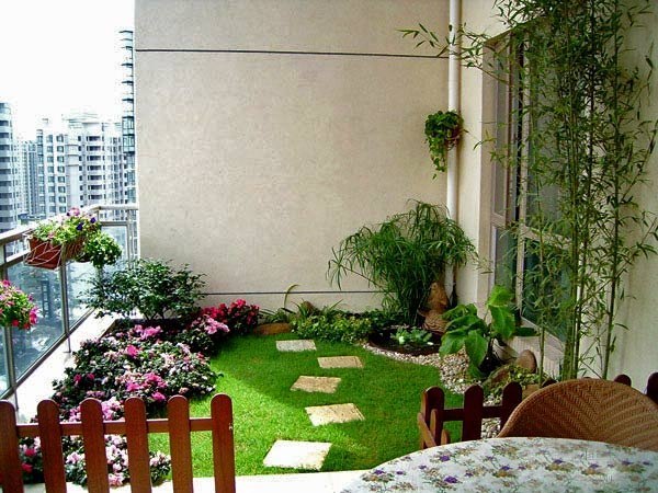 Маленький уютный сад прямо на балконе.