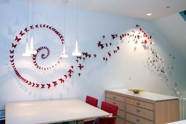 Недавно художник Пол Виллински (Paul Villinski) представил миру коллекцию своих бабочек, которые бросают вызов современному дизайну. Пол собрал жестяные пивные банки на улицах Нью-Йорка и сделал из них этих великолепных бабочек - украшения для стен в доме. 