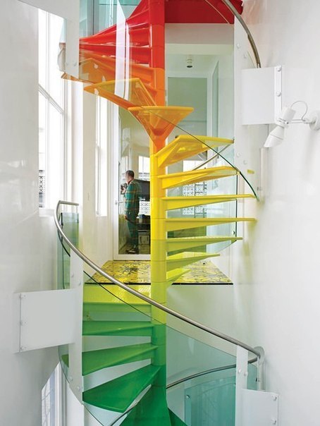 Разноцветные лестницы в интерьере
