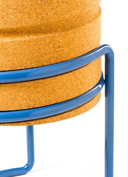 Немецкий дизайнер Manuel Welsky представил табурет SCRW Stool, состоящий из металлической основы и регулируемой по высоте сидушки из пробкового дерева.