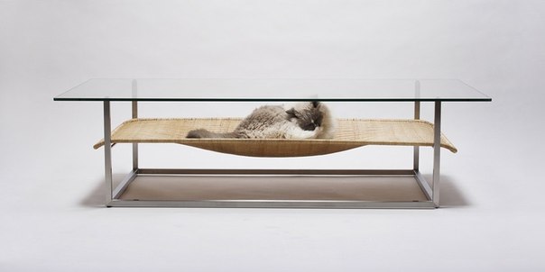 Если у вас в доме есть кот, то вам несомненно придется по душе этот дизайнерский стол от Koichi Futatsumata из Case-Real. 