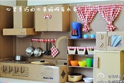 Много-много ненужного упаковочного картона, оставшегося после покупки бытовой техники, можно превратить в современную кухню для ребенка.
