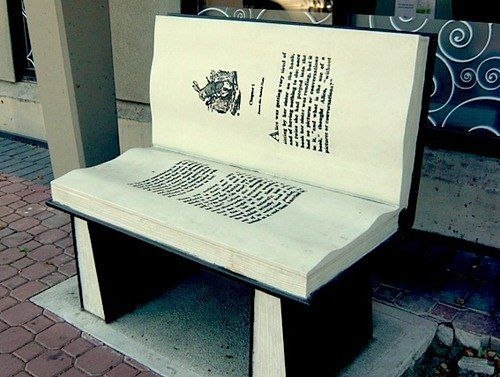 "Литературные" скамейки в Стамбуле. Каждая такая "книга" раскрыта на самом интересном месте и позволяет любому прохожему прочитать цитату из произведения какого-либо турецкого классика