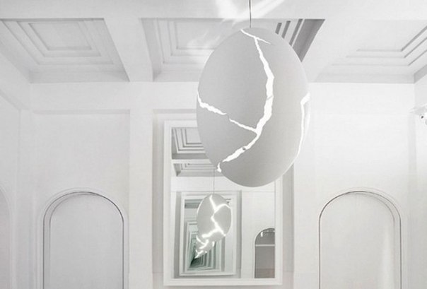 Лампа в форме треснувшего яйца от дизайнера Инго Маурера (Ingo Maurer).