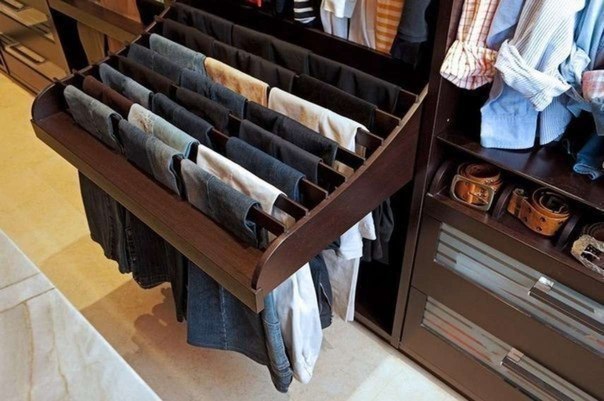 Как правильно хранить брюки в шкафу.