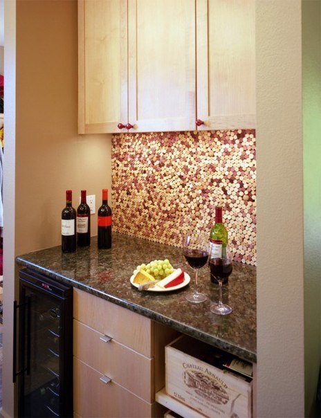 Из винных пробок можно сделать стенку на кухне.