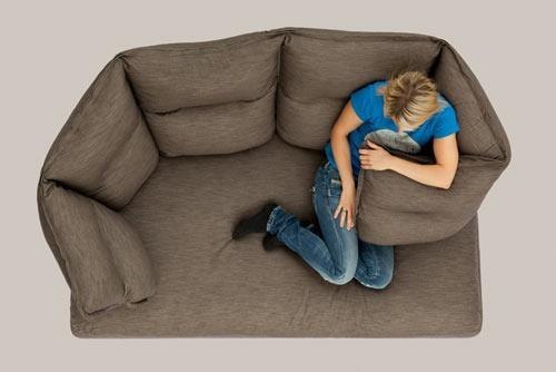 Кажется, нам всем нужен диван, который обнимает.