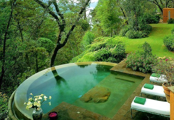 Бассейн в номере отеля на острове Бали, Индонезия.