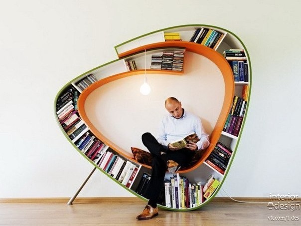 Полка-кресло, которая позволяет одновременно удобно сидеть, а также хранить книги.