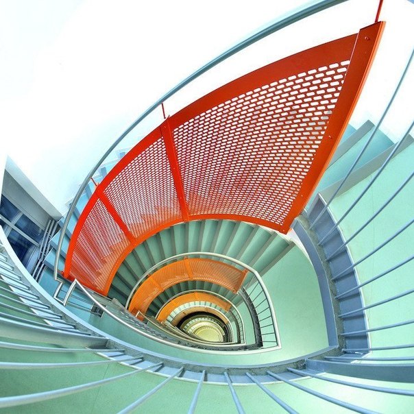 Завораживающие лабиринты винтовых лестниц от фотографа Nils Eisfeld
