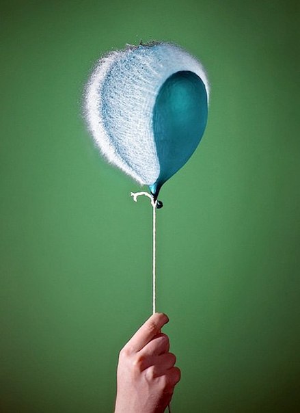 Фотохудожник Эдвард Хорсфорд взял воздушные шары, наполнил их подкрашенной водой и сфотографировал высокоскоростной съемкой в момент разрыва шарика.