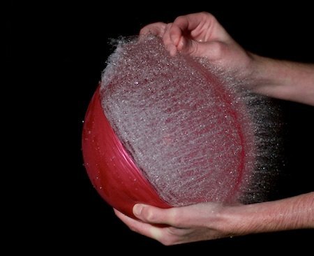 Фотохудожник Эдвард Хорсфорд взял воздушные шары, наполнил их подкрашенной водой и сфотографировал высокоскоростной съемкой в момент разрыва шарика.
