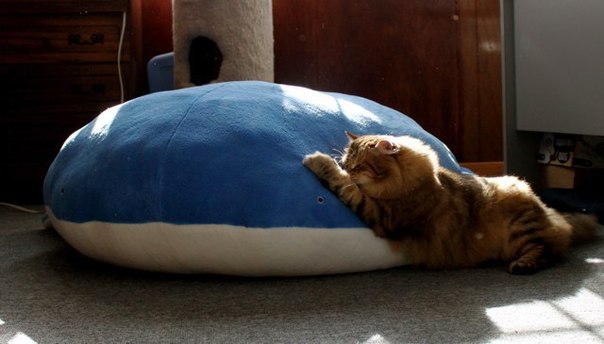 Напольная подушка в виде кита