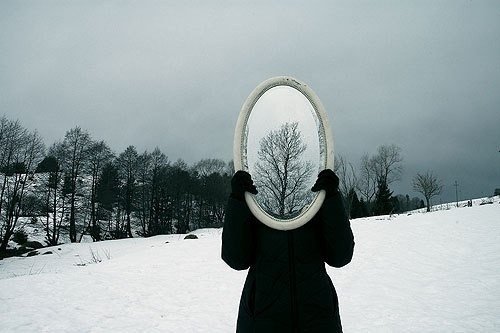 Фото с обычным зеркалом могут стать чем-то неожиданно потусторонним и даже магическим
