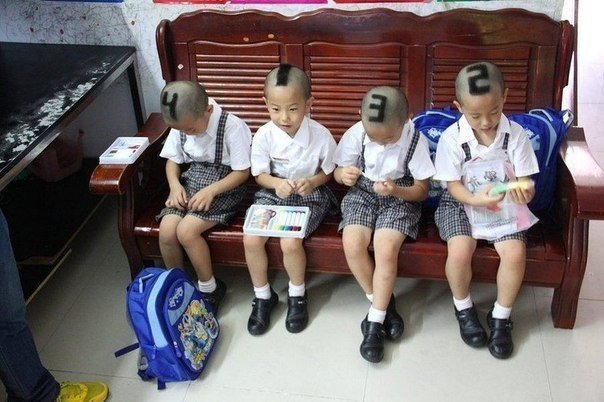 Заботливая мать из Китая пронумеровала своих близнецов, чтобы учителя и одноклассники смогли различать их в школе