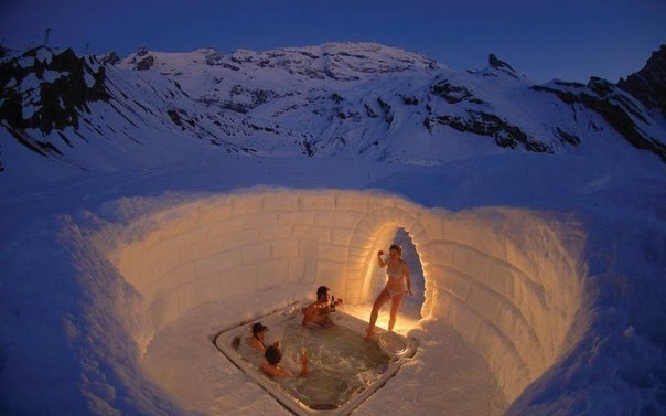 Горячая ванна под открытым небом в Швейцарии.