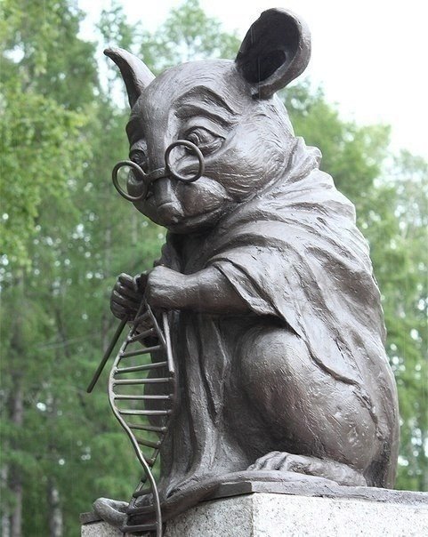 Памятник лабораторной мыши, вяжущей нить ДНК