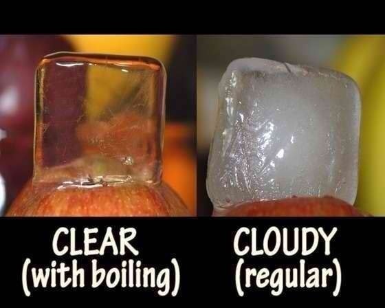 Прокипятите воду перед замораживанием. Так вы получите прозрачные ледяные кубики.