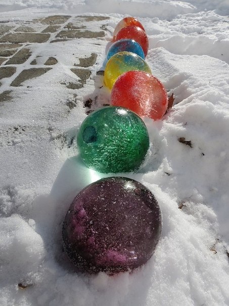 Зимнее развлечение и декор для двора: заполнить воздушные шарики водой, добавить пищевого красителя; когда вода замерзнет - шары удалить.