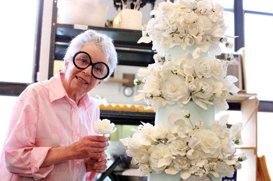82-летняя Сильвия Вейнсток создает удивительные шедевры из тортов. И неважно, что попросит клиент - много цветов или сделать из торта копию любимой вещи - для Сильвии это пустяк.