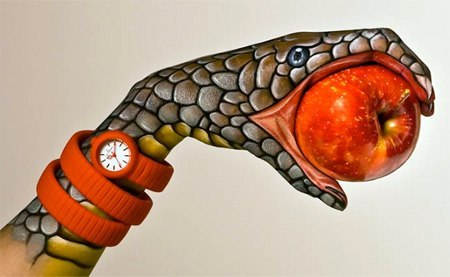 Работы итальянского художника Гвидо Даниэле. Человеческие руки с помощью краски превращаются в фигуры птиц, зверей или сказочных персонажей.
