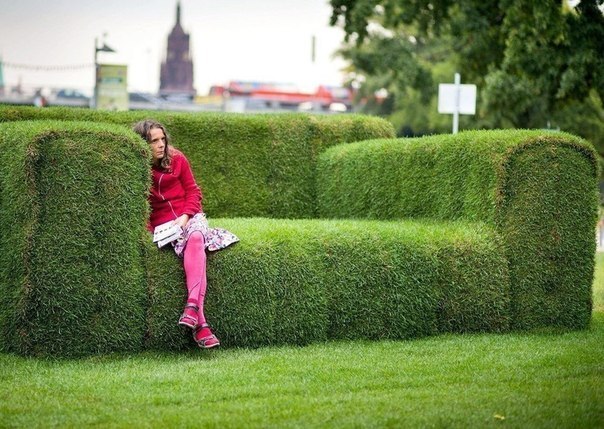 Необычный диван в парке