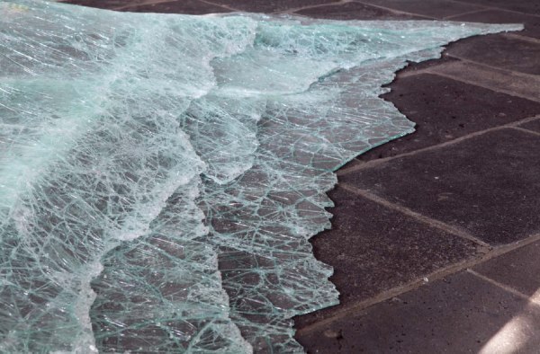 "Стеклянная волна" - инсталляция от Baptiste Debombourg
