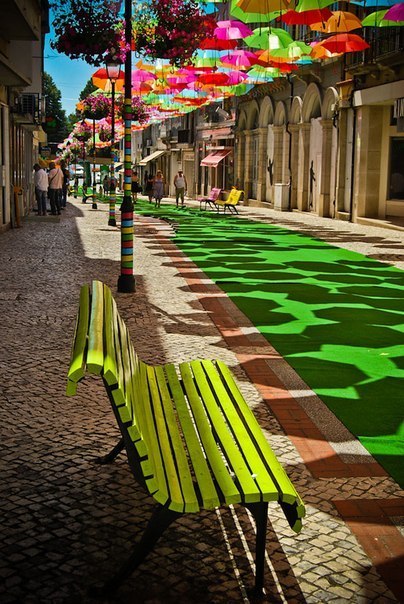 Летом в Португалии проходит красивый праздник. Сотни разноцветных зонтиков украшают пространство над головами, плывя по небу. Ощущение сказки, как в детстве, охватит любого, кто окажется под таким куполом из зонтов. Вдохновение чудесами!
