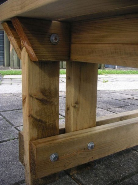 Деревянный стол и скамейки для дачи.