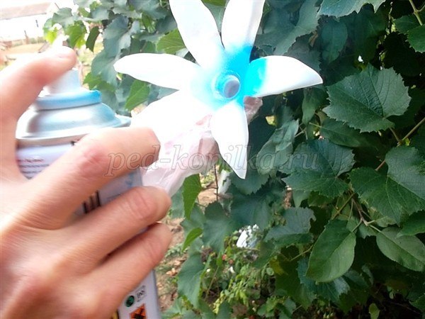 Цветы из пластиковых бутылок для сада
