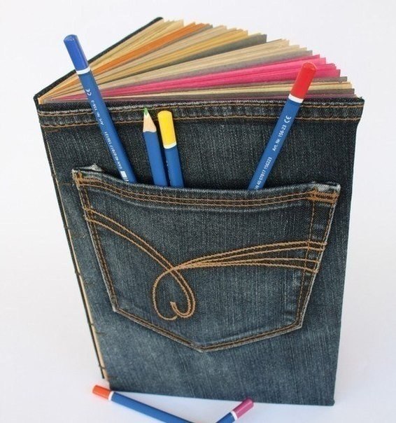 Старые джинсы можно использовать как обложку для блокнота