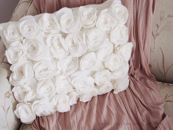 Подушка из флисовых роз