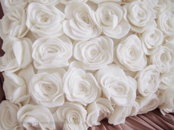 Подушка из флисовых роз