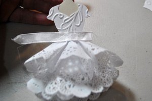 Свадебная открытка с платьемШаг 1.Сложите две бумажные салфетки так как показано на фото.Шаг №2. Из плотной бумаги для скрапбукинга вырежьте силуэт зоны декольте и лифа платья.