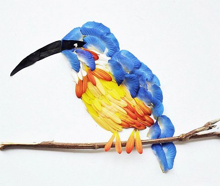 Оказывается, из живых цветов можно сделать птичек. Такой кропотливой работой занимается малайская художница Хонг Йи. Она использует лепестки цветов в качестве перьев для изображений тропических птиц.