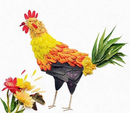 Оказывается, из живых цветов можно сделать птичек. Такой кропотливой работой занимается малайская художница Хонг Йи. Она использует лепестки цветов в качестве перьев для изображений тропических птиц.