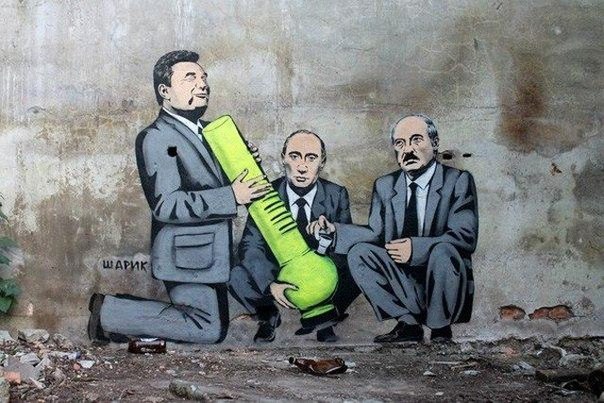 На улицах украинских городов появились работы некоего художника, который подписывается ником Шарик.