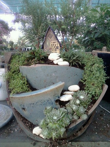 Миниатюрный сад в разбитом горшке