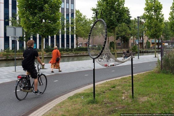 Урна для велосипедистов в Голландии.