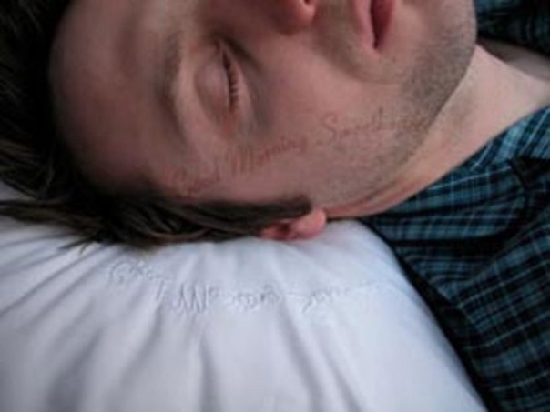 Подушка оставляющая записку на лице: «С добрым утром соня»