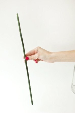 Гигантская роза из гофрированной бумаги, проволоки и тейп-ленты
