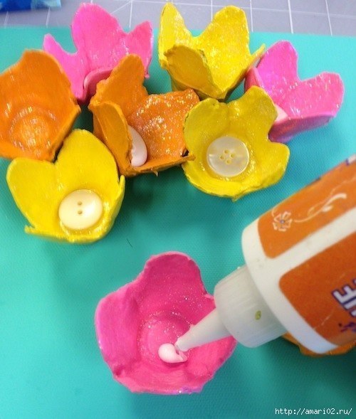 Цветочное панно из яичных лотков и картона