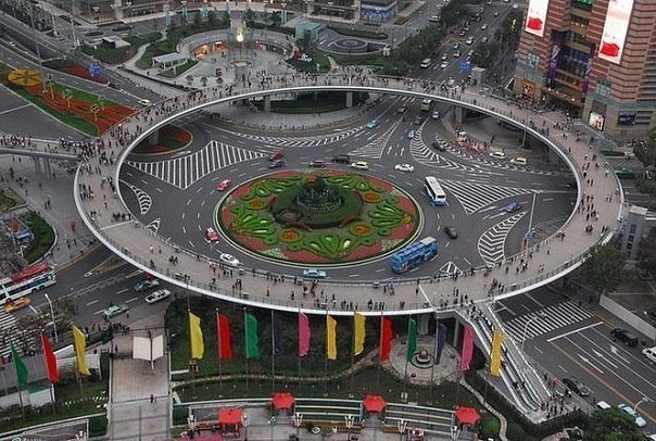 Круглый пешеходный мост в Шанхае, Китай.